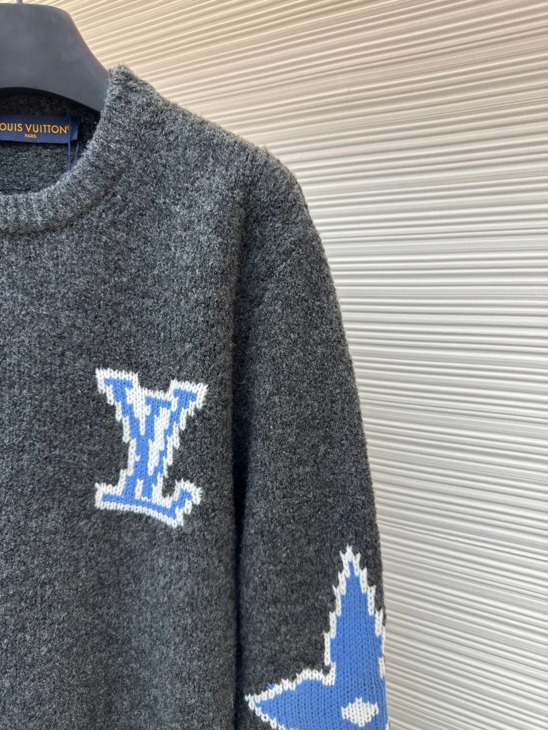 LOUIS VUITTON ski clover sweater ●Authentic product: purchased and developed for 12800 ●Item number: 1680305-A85 ●Fabric: wool blended fabric ●Technology: knitting ●Version: fitted version ●Weight: about 580 grams ●Size: XS-S-M-L ●Description: The wool is colored and dyed according to the 1:1 ratio of the original loop yarn. It is woven using a German 3.5G imported machine. The wool is hanged with a single-sided intarsia structure based on the original version. The flower pattern intarsia of the entire dress requires a full 16 sand spits. It is extremely heavy-duty, and the wool is put on the machine. It took two days to adjust the machine before it could be installed on a machine. There were 4 wools in a single spit and 64 wools in 16 spits. The threads were densely packed. One machine could only knit 4 pieces of clothing a day. If the wool for 1,000 pieces of clothing was prepared, it was estimated that it could only produce 800 finished products. The scrap rate was extremely high. The overall wiring is straight and delicate, the fabric is comfortable and soft, and the color is consistent without color difference. It can be matched with the same style to create a fashionable look and control various occasions. Customized accessories, complete with three standards, same style for men and women!
